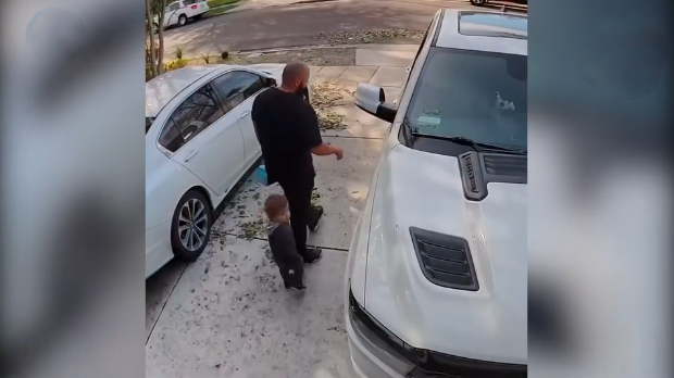 VIDEO: გული გამისკდა ბავშვი მამასთან ერთად მივიდა მანქანასთან, მოულოდნელად კი…